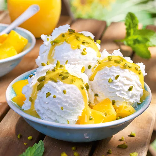Joghurt-Eiskrem mit Mangotopping